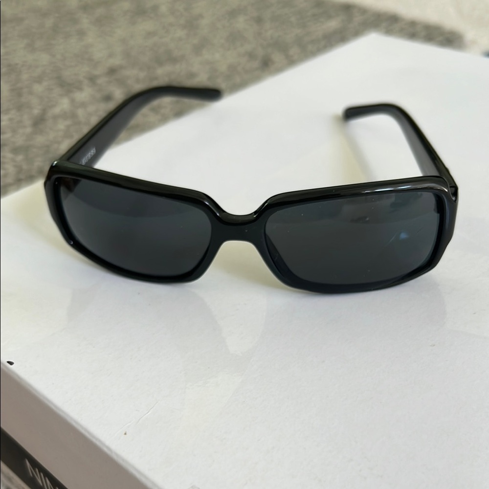 Guess Black Sunglasses Classic Style